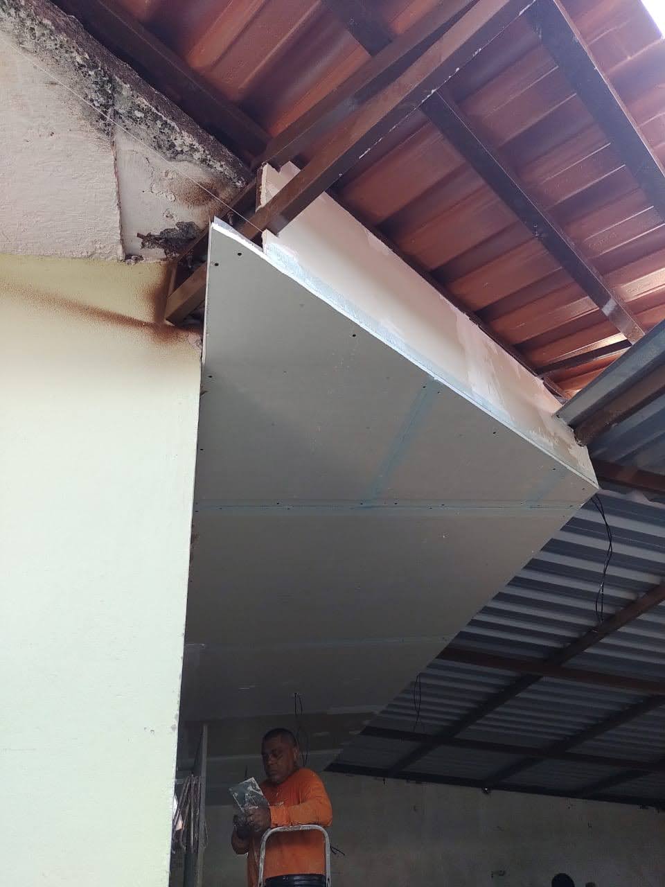 O acabamento que está sendo instalado em drywall, especificamente na parte externa do telhado, é chamado de beiral ou testeira Colégio/RJ